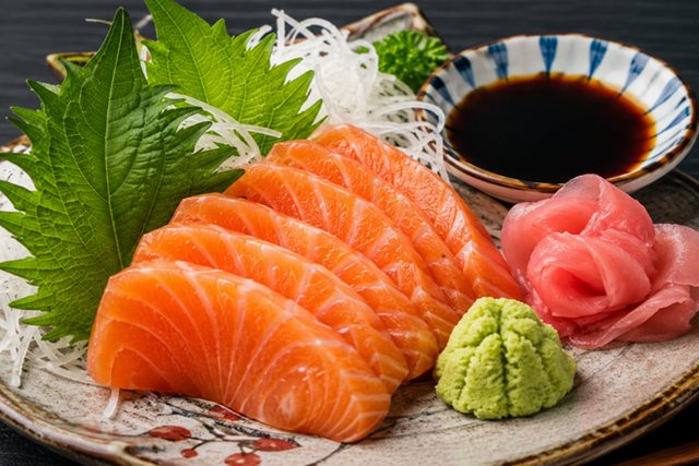 Vì sao ăn cá hồi sống luôn kèm wasabi, gừng hồng và tía tô? Sự thật ít người biết